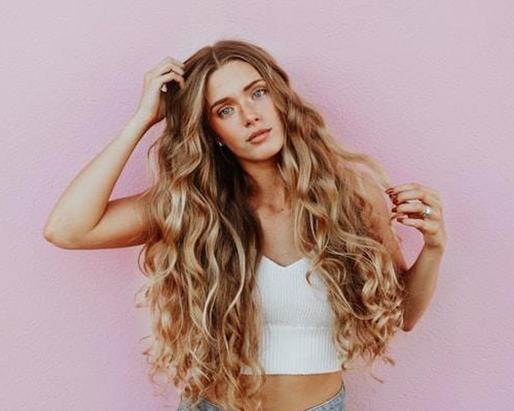 Réalisation de Balayage Miroir Doré avec reflets lumineux et ondulations souples