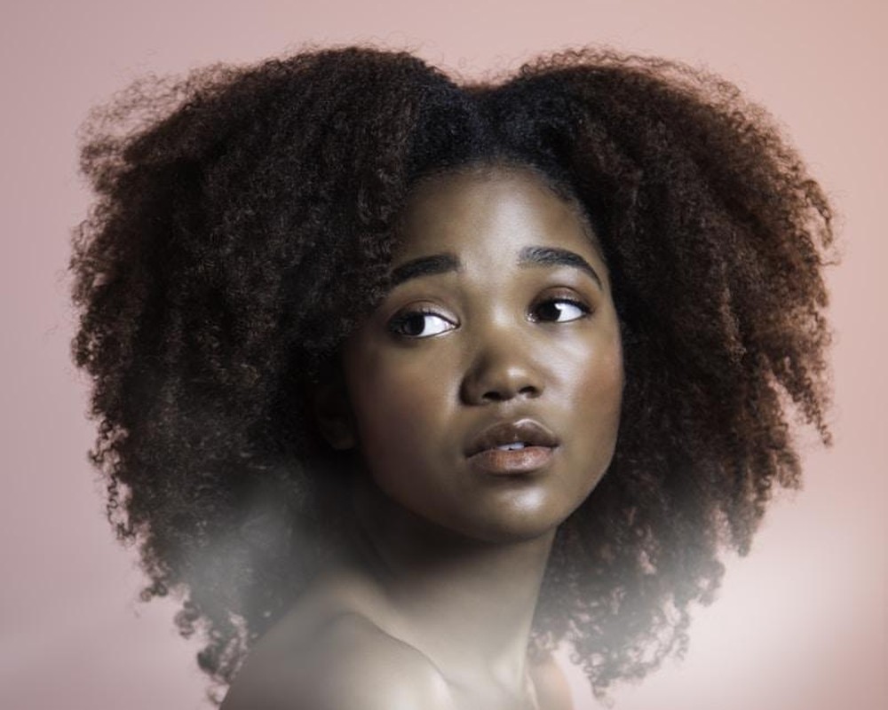 Coupe sculptée sur cheveux bouclés naturels avec définition et rebond