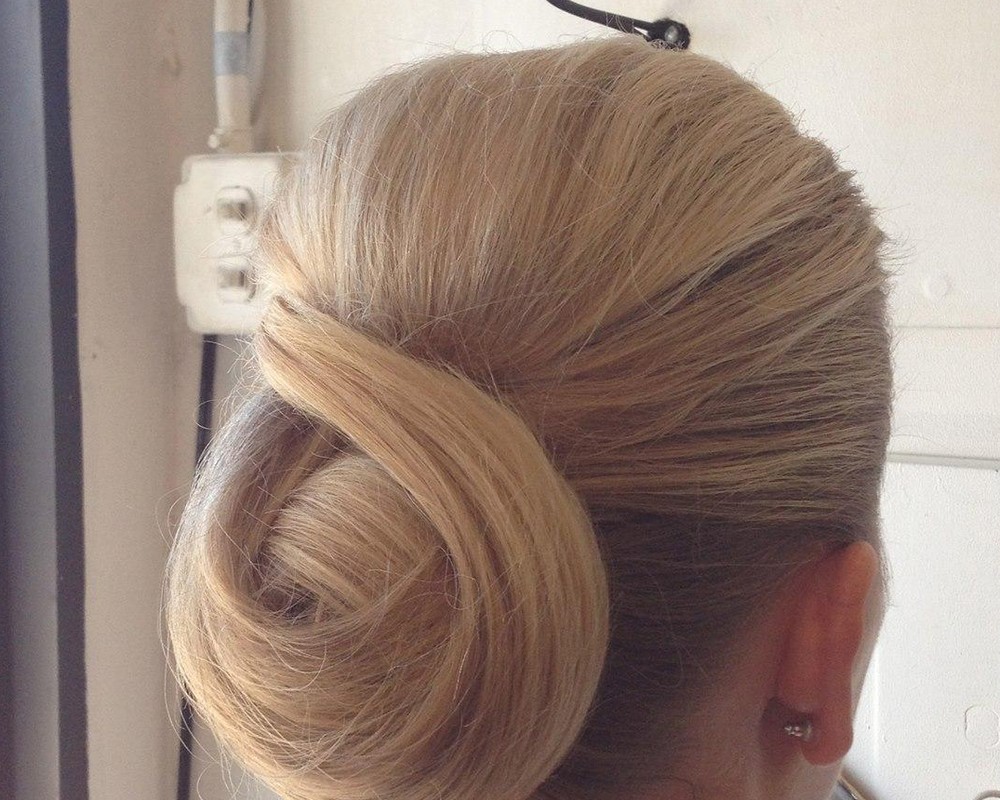 Chignon bas romantique et couture orné d'épingles artisanales