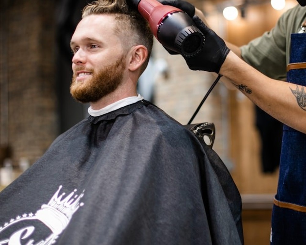 Coupe homme avec dégradé soigné et barbe sculptée traditionnelle