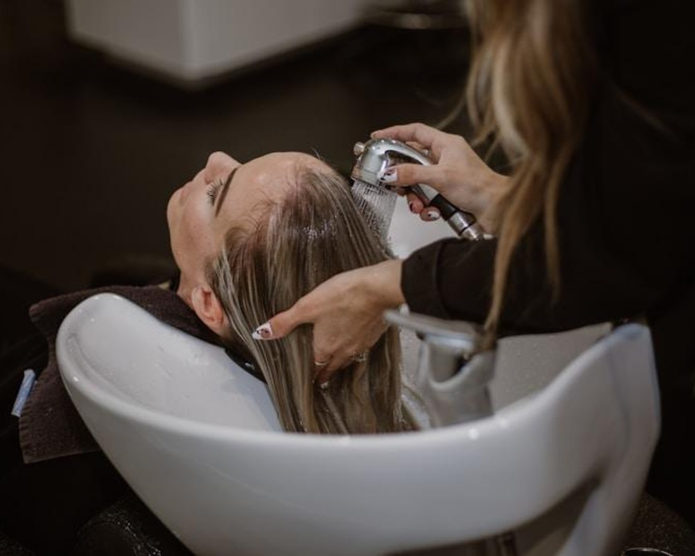 Bac de lavage ergonomique et atmosphère apaisante du Sanctuaire Hair Spa
